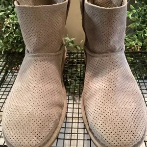 Uggs unlined short  ankle boots. Size 8. Great condition !